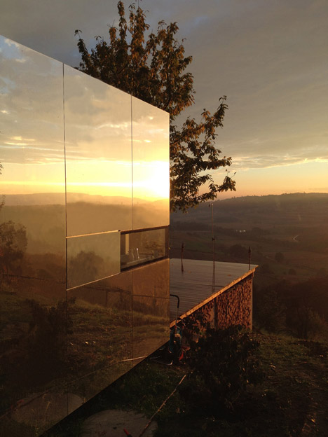 Transportable mirrored house by Delugan Meissl Associated Architects (DMAA)