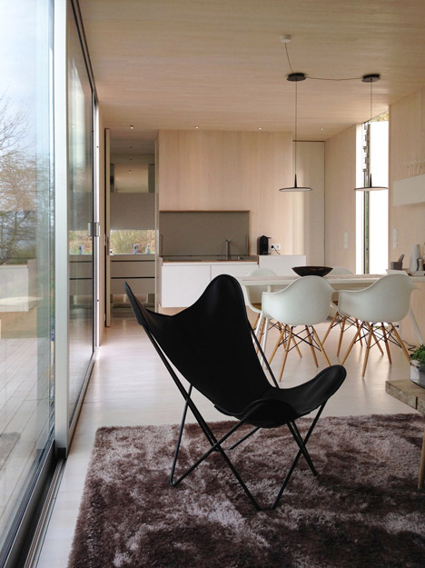 Transportable mirrored house by Delugan Meissl Associated Architects (DMAA)