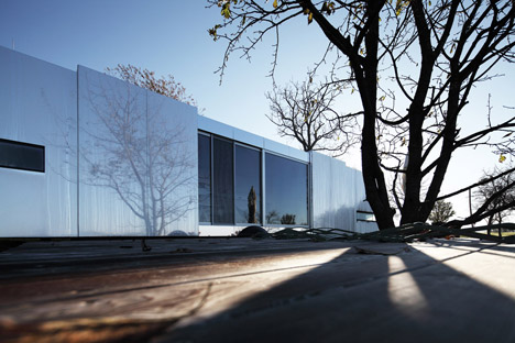 Transportable mirrored house by Delugan Meissl Associated Architects (DMAA)