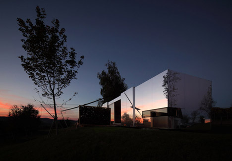 Transportable mirrored house by Delugan Meissl Associated Architects (DMAA)