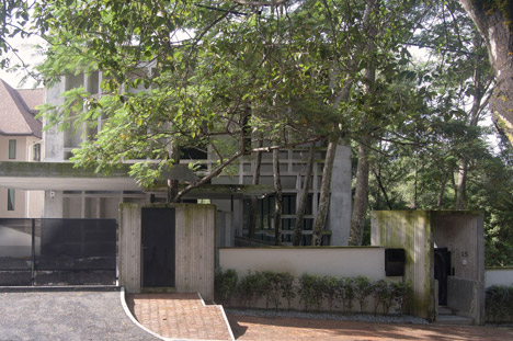 Tropical Box House by WHBC Architects