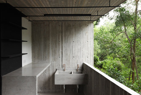 Tropical Box House by WHBC Architects