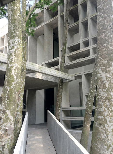 Tropical Box House by WHBC Architects