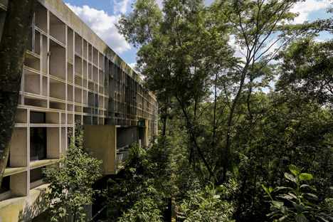 Tropical Box House by WHBC Architects