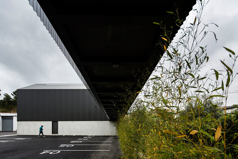 Ademia office and warehouse building by Joao Mendes Ribeiro