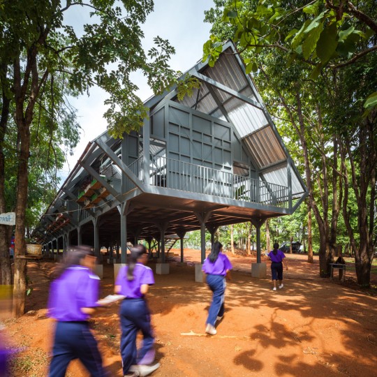 Baan Huay Sarn Yaw School by Vin Varavarn Architects