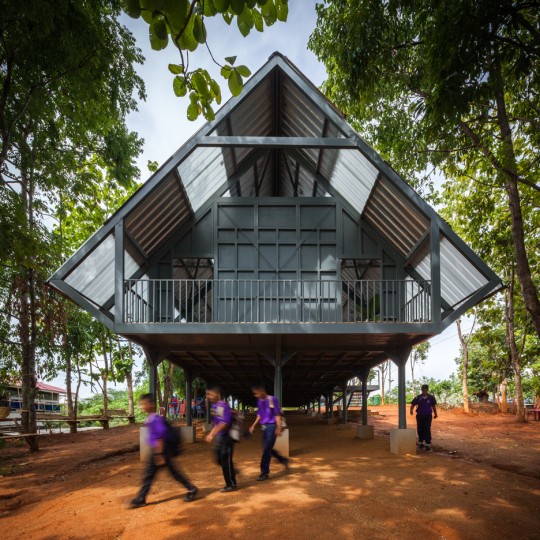 Baan Huay Sarn Yaw School by Vin Varavarn Architects
