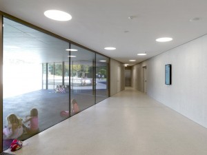Kindergarten and crèche by Pierre-Alain Dupraz