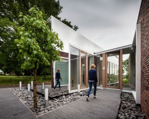 Mirrored office extension by Atelier Vens Vanbelle