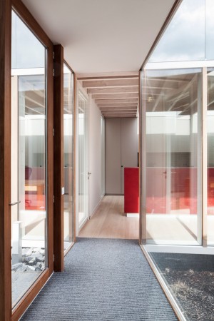 Mirrored office extension by Atelier Vens Vanbelle