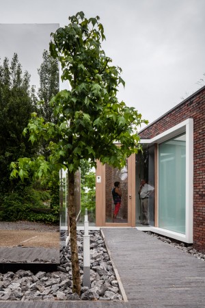 Mirrored office extension by Atelier Vens Vanbelle