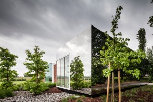 Mirrored office extension by Atelier Vens Vanbelle