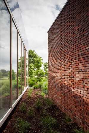 Mirrored office extension by Atelier Vens Vanbelle
