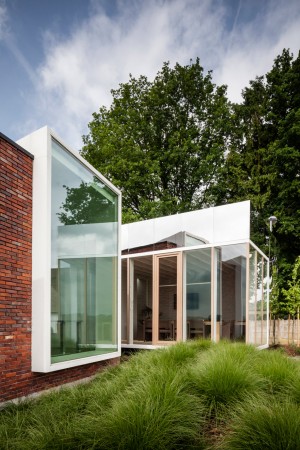 Mirrored office extension by Atelier Vens Vanbelle