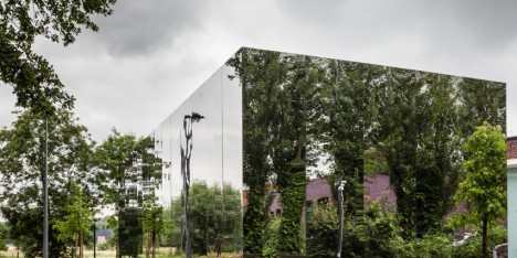 Mirrored office extension by Atelier Vens Vanbelle