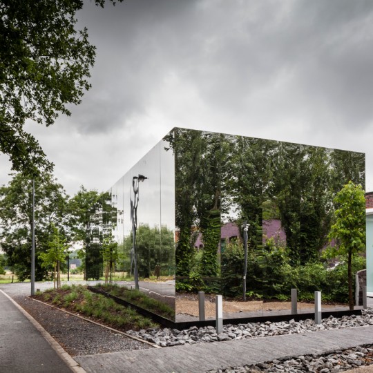 Mirrored office extension by Atelier Vens Vanbelle