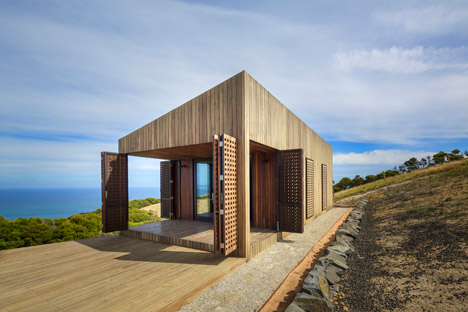 Moonlight Cabin by Jackson Clements Burrows Architects