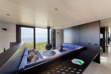 Moonlight Cabin by Jackson Clements Burrows Architects