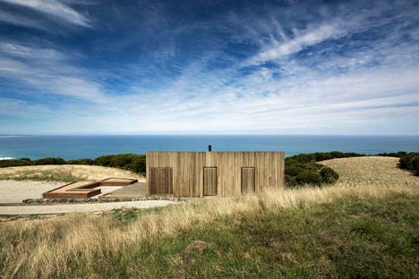 Moonlight Cabin by Jackson Clements Burrows Architects