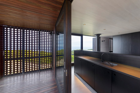 Moonlight Cabin by Jackson Clements Burrows Architects