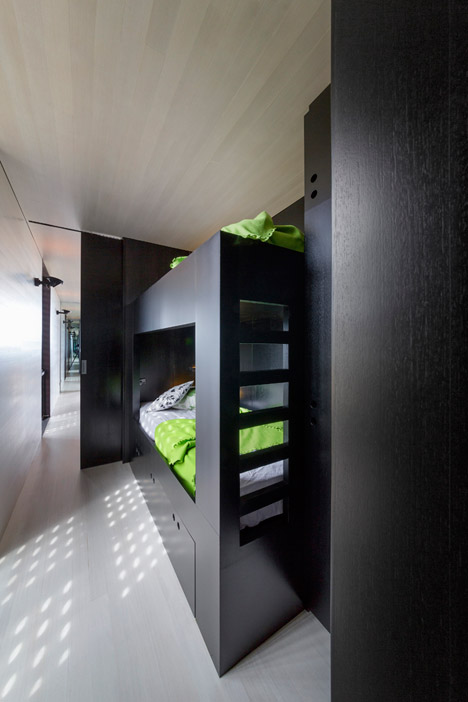 Moonlight Cabin by Jackson Clements Burrows Architects