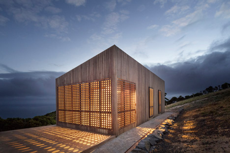 Moonlight Cabin by Jackson Clements Burrows Architects