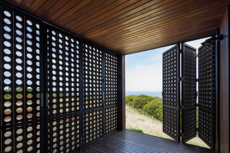 Moonlight Cabin by Jackson Clements Burrows Architects