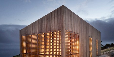 Moonlight Cabin by Jackson Clements Burrows Architects