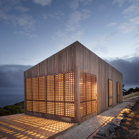 Moonlight Cabin by Jackson Clements Burrows Architects