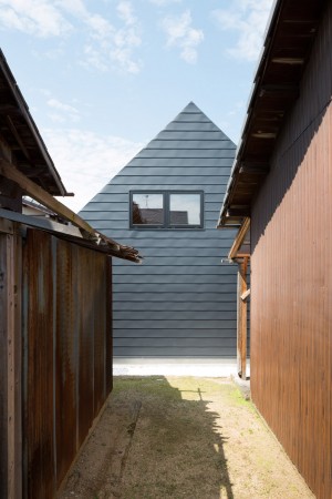 Sanjo Hokusei Community Center by Yasunari Tsukada Design