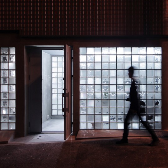Glass blocks create multi-tonal facade for antiques showroom by Jun Murata