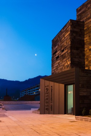 Library extension in Azkoitia by Estudio Beldarrain