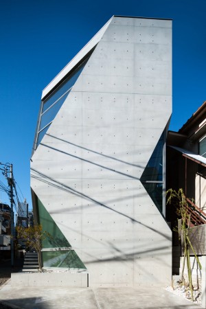 R · torso · C house in Tokyo by Atelier Tekuto