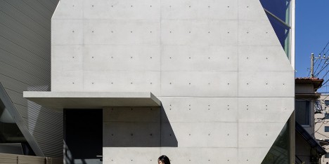 R · torso · C house in Tokyo by Atelier Tekuto