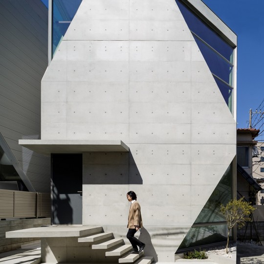 R · torso · C house in Tokyo by Atelier Tekuto