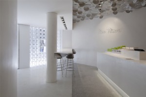 The-White-Gift-Box-patisserie_Shanghai-China_LUKSTUDIO_dezeen_936_3