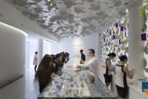 The-White-Gift-Box-patisserie_Shanghai-China_LUKSTUDIO_dezeen_936_4