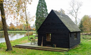 Woodland Cabin by De Rosee Sa Architects