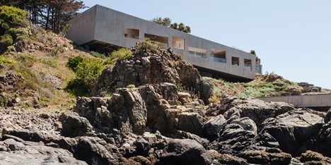 Concrete house by Felipe Assadi stretches along the rugged Chilean coastline