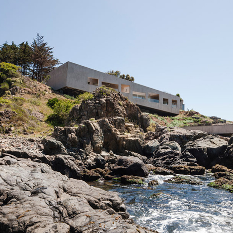 Concrete house by Felipe Assadi stretches along the rugged Chilean coastline