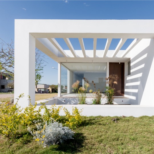 Casa Belavista by Agustín Lozada