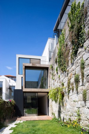 Casa Bonjardim by Atka Arquitectos