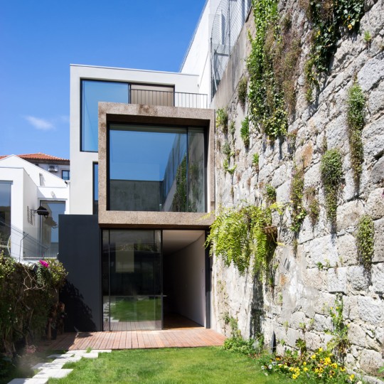 Casa Bonjardim by Atka Arquitectos