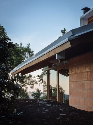 Half-slope House by Denis Joelsons Gabriela Barauna Uchida