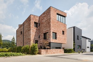 L House by AandD