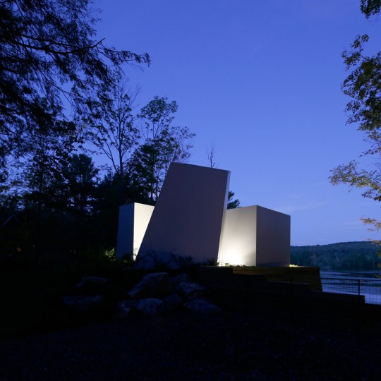 Lake house by Taylor and Miller