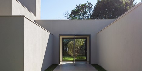 Panieira house in Brazil by Bloco Arquitetos