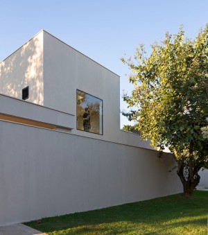 Panieira house in Brazil by Bloco Arquitetos