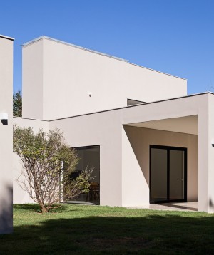 Panieira house in Brazil by Bloco Arquitetos