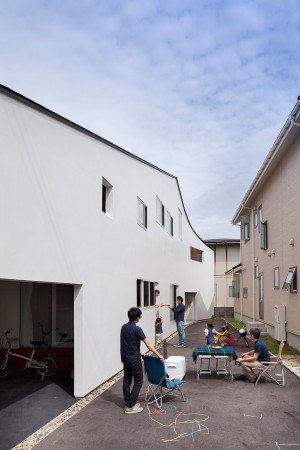 Roadside House by NAF Architects and Design